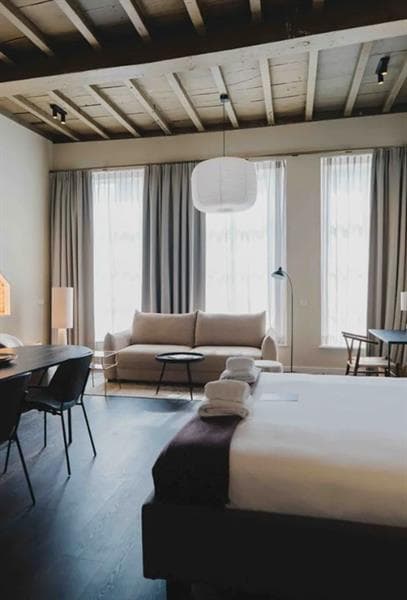 Image accompanying room listing