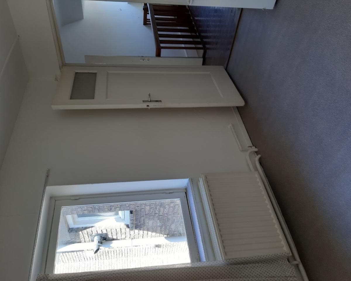 Image accompanying room listing