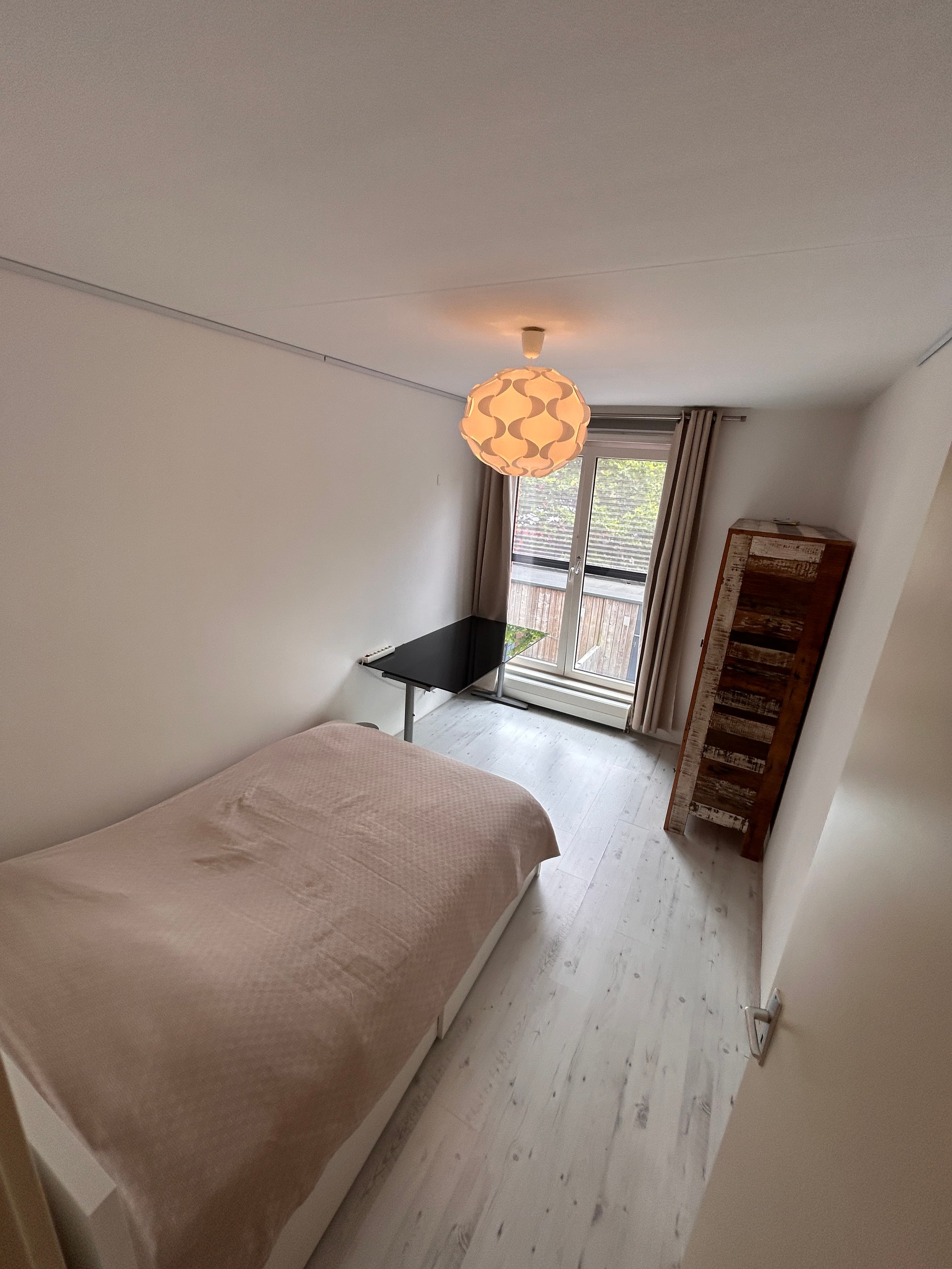 Image accompanying room listing