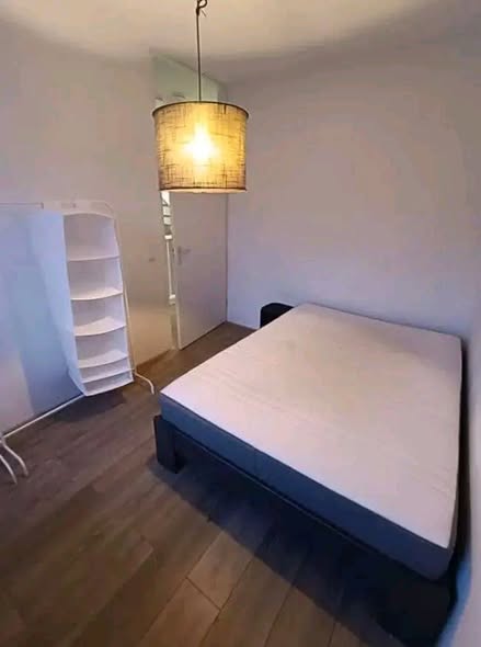 Image accompanying room listing