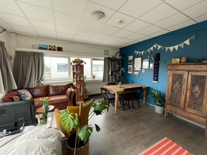 Image accompanying room listing
