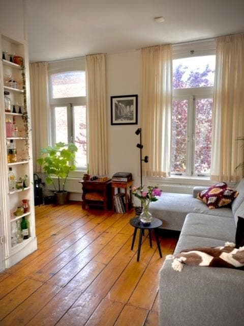 Image accompanying room listing
