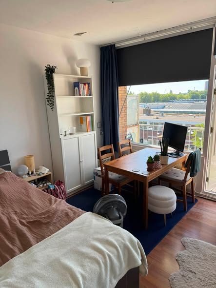 Image accompanying room listing