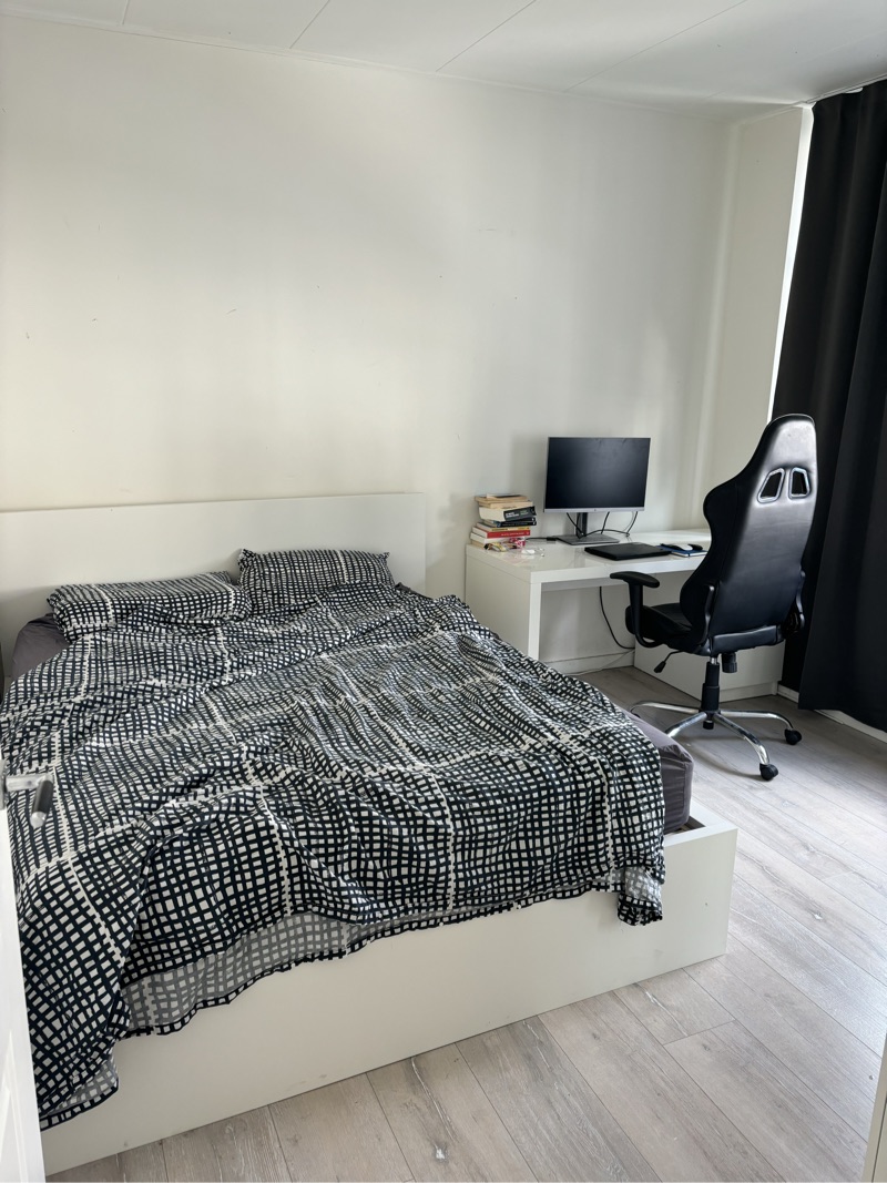 Image accompanying room listing