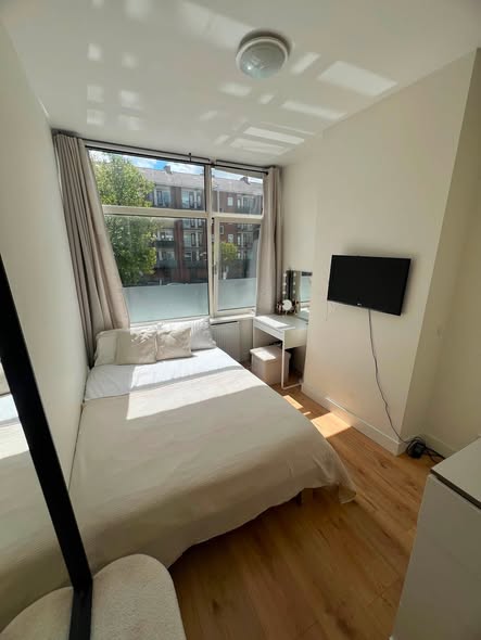 Image accompanying room listing