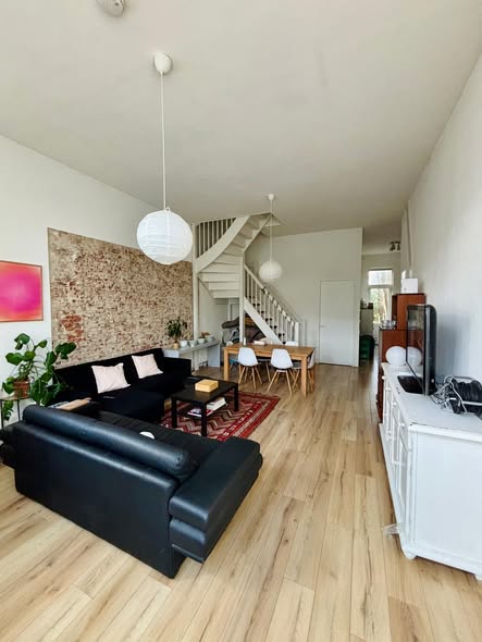 Image accompanying room listing